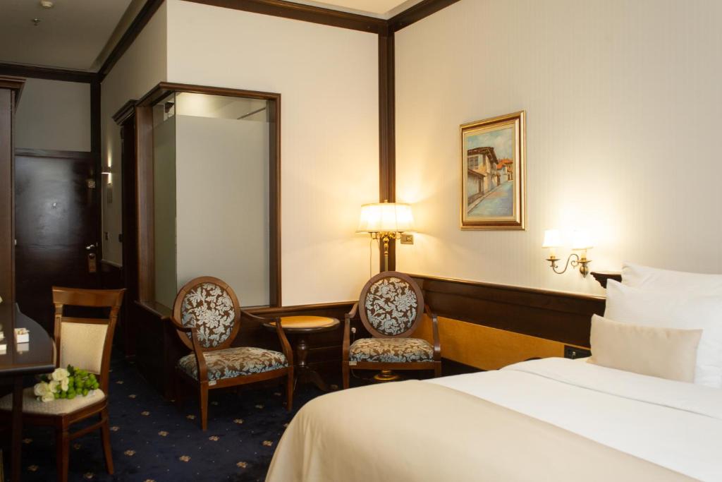 Una cama o camas en una habitación de Hotel Europe