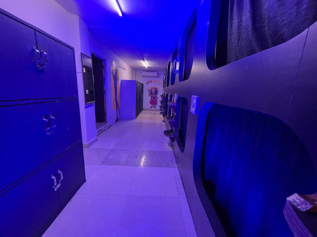 un corridoio con luci blu in bagno di Madsquad Hostel Dorms & Rooms a Varanasi