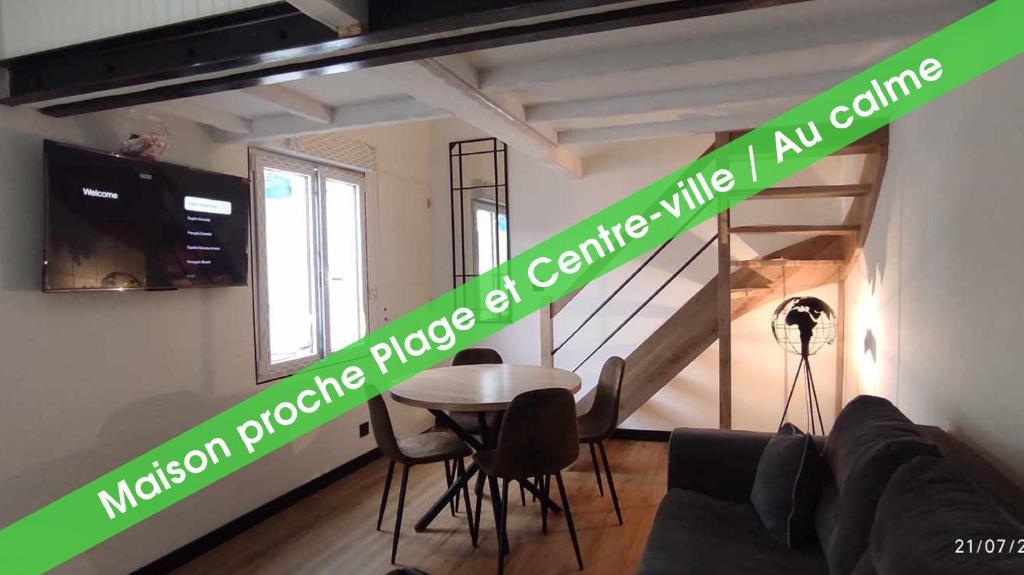 - un salon avec un panneau vert sur le mur dans l'établissement Le Cosy,Cabourg, à Cabourg