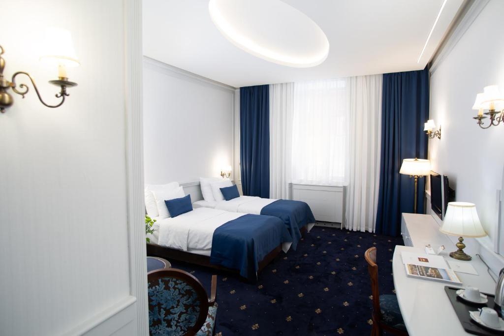 Una cama o camas en una habitación de Hotel Europe