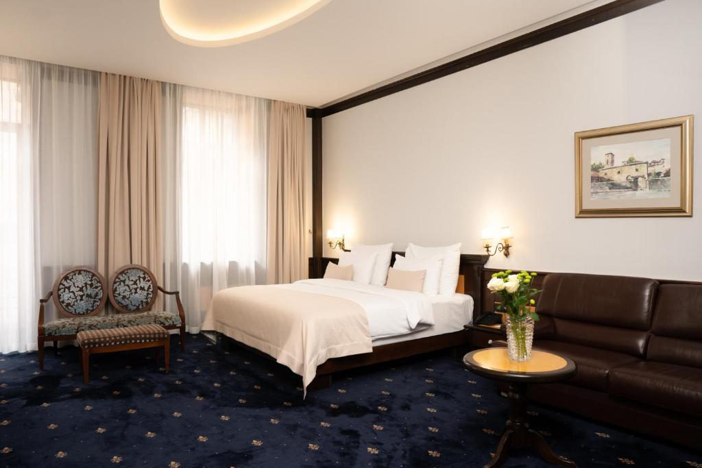 Una cama o camas en una habitación de Hotel Europe