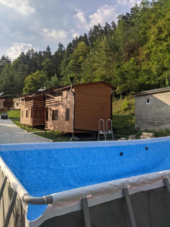 Bazén v ubytování Krikhi Village nebo v jeho okolí