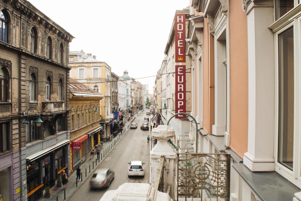 El barrio en el que está el hotel o un barrio cercano