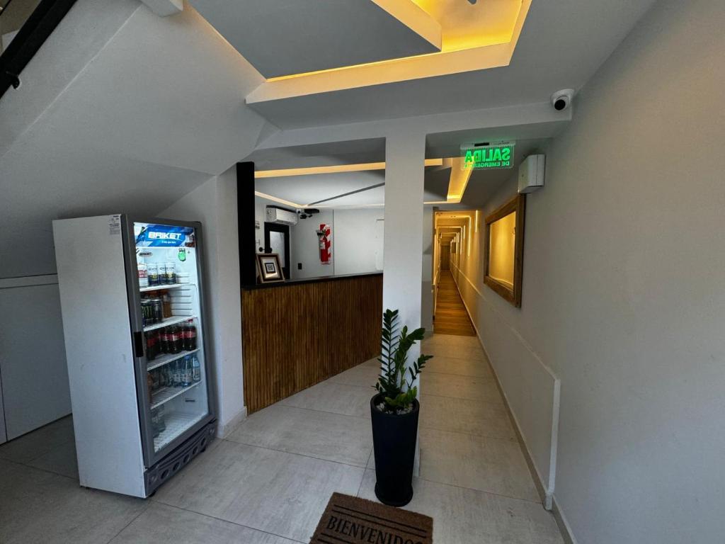 Un pasillo con un refrigerador en un edificio. en Hotel Lindor, en Santiago del Estero