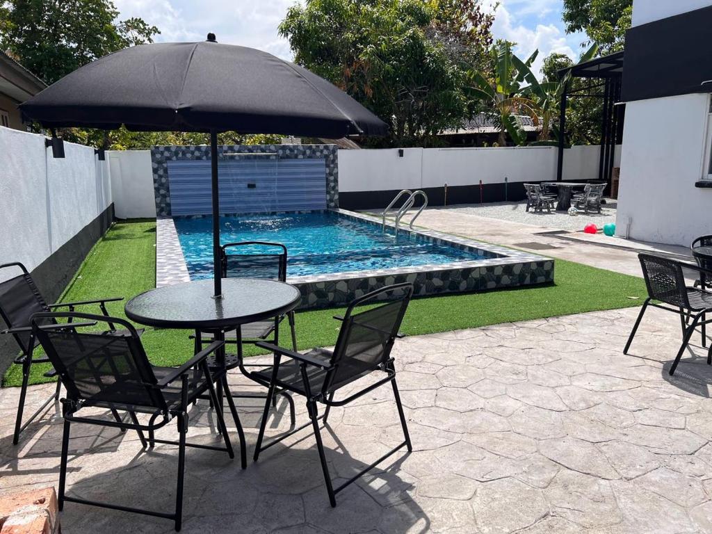 Bazén v ubytování AR-RAHMAN HOMESTAY KUALA TERENGGANU Semi-D, 2-storey, 4-Bedroom 4-Bathroom, 25x13feet Private Swimming Pool with 5 feet Fountain nebo v jeho okolí
