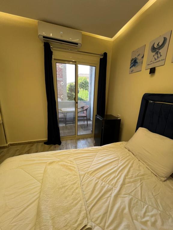 Letto o letti in una camera di Moses Pyramids Inn