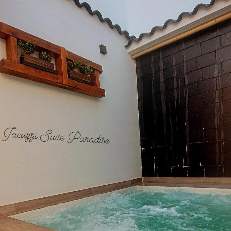 Jacuzi Suite Paradise - Jacuzzi privado exterior en Ciudad Real