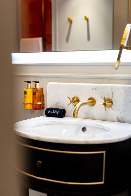 Upon Angels - Adults Only - Resim 25