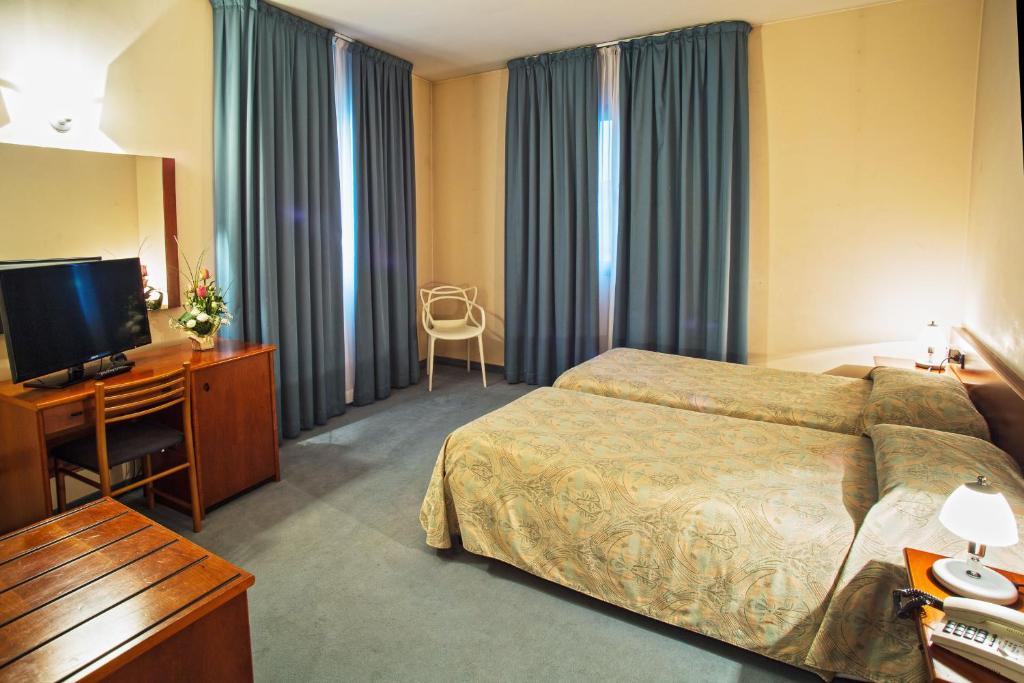 Televízia a/alebo spoločenská miestnosť v ubytovaní Albergo Centrale