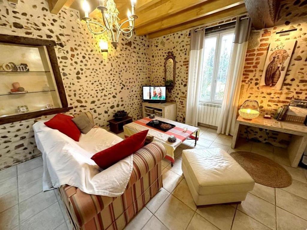 TV a/nebo společenská místnost v ubytování Gite des graverots