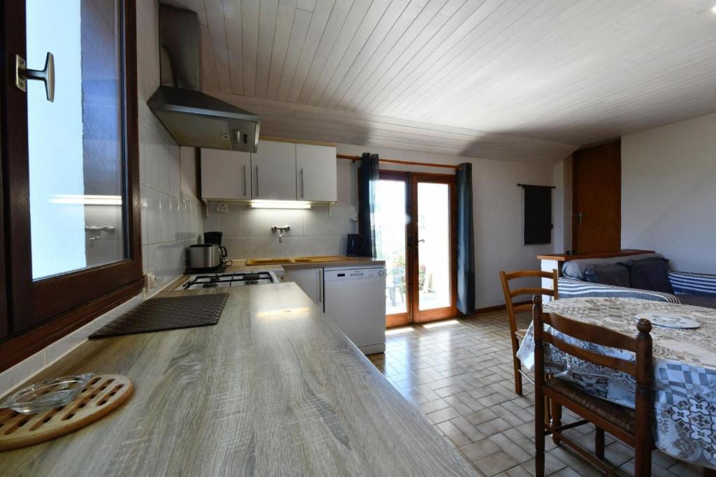 Kuchyň nebo kuchyňský kout v ubytování Chez forcade