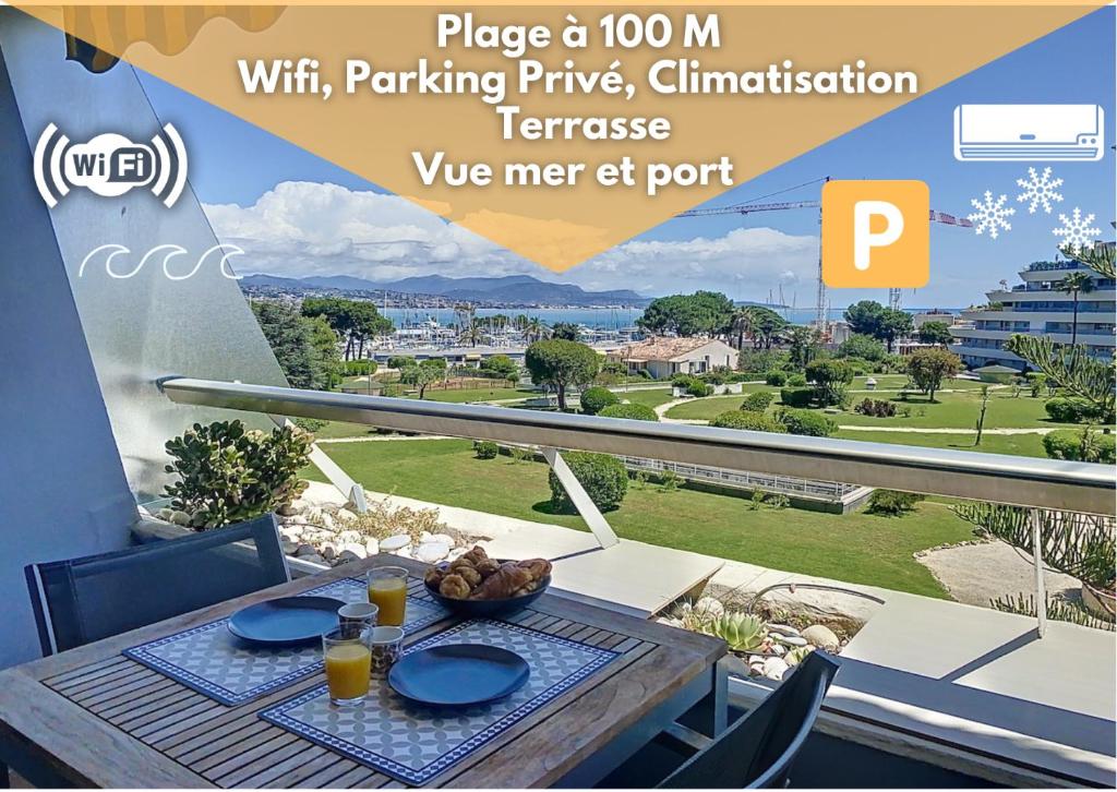 d'un balcon doté d'une table avec des plaques bleues. dans l'établissement T1bis vue mer et port Marina Baie des Anges, à Villeneuve-Loubet