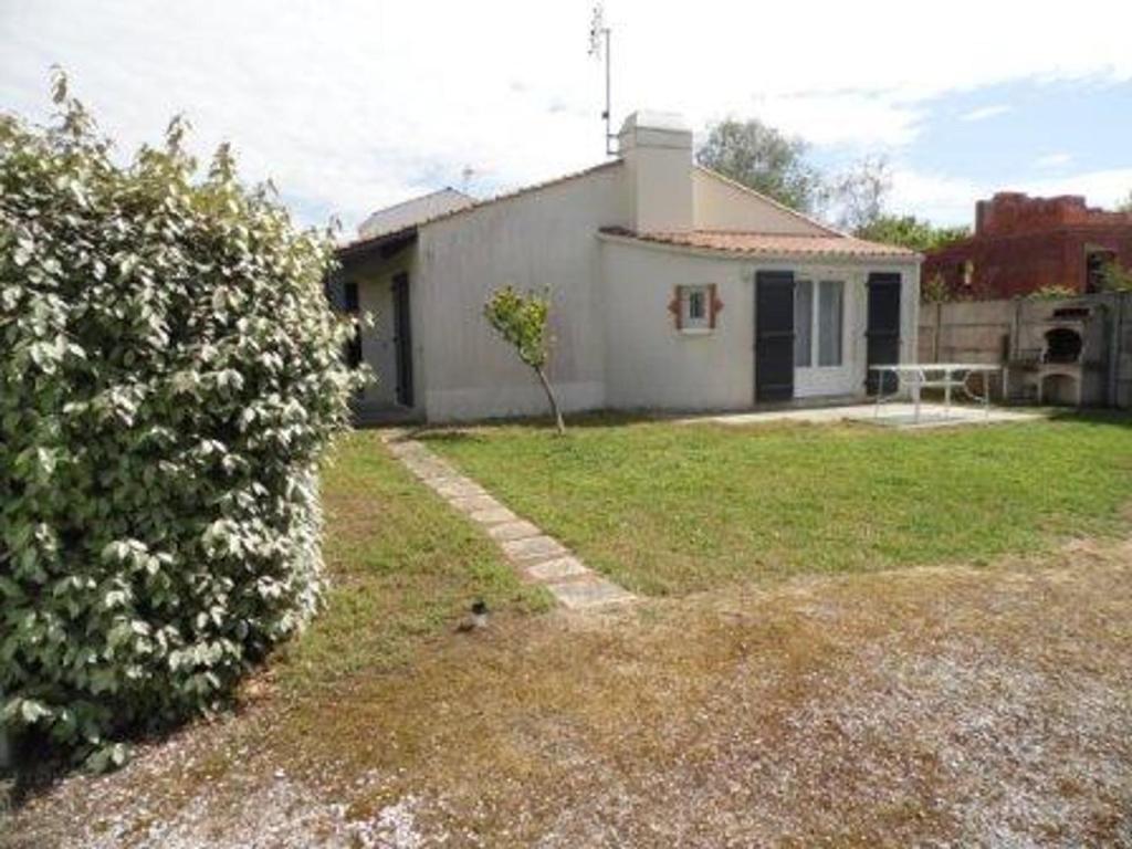 a small house with a yard with a bush at Maison récente à 450m des plages et 350m du centre ville à La Faute-sur-Mer - FR-1-194-183 in La Faute-sur-Mer