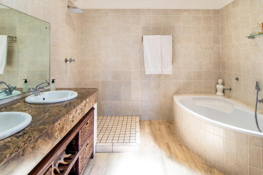 A' Queenslin Guesthouse - Premium King Room