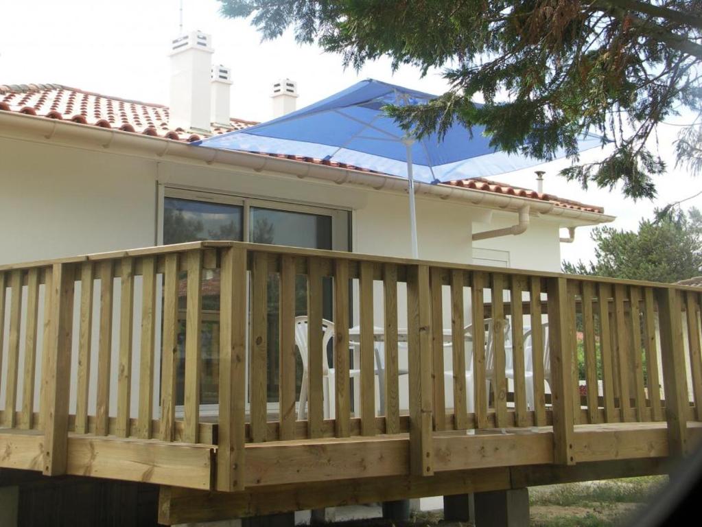 une terrasse en bois devant une maison dans l'établissement Dune, à Vieux-Boucau-les-Bains
