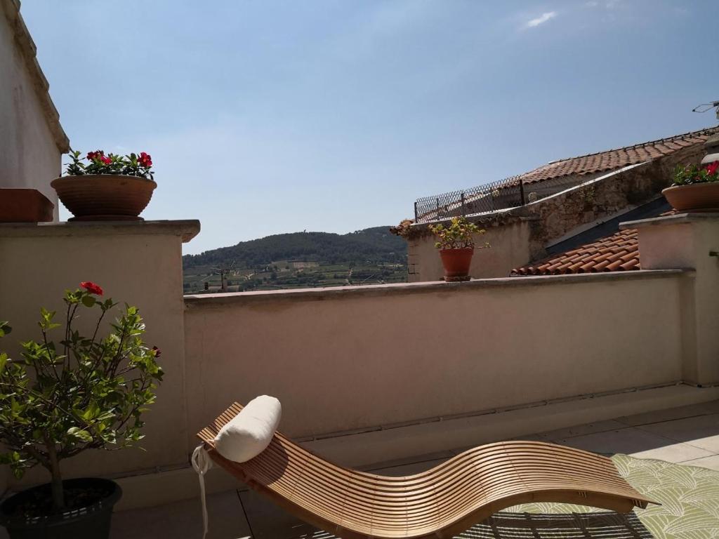 un banc assis sur un balcon avec vue dans l'établissement Azur et vous en provence, à Laouque