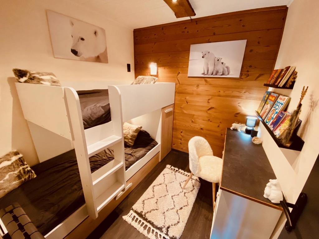 Telewizja i/lub zestaw kina domowego w obiekcie Can Sansa Appartement 4* jacuzzi maison pyrénéenne