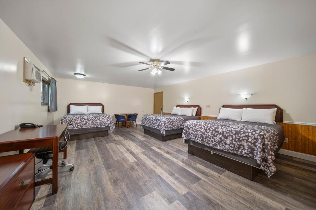Kingsway Inn - Family Suite Met Drie Queensize Bedden
