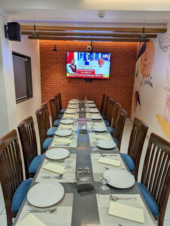 TV a/nebo společenská místnost v ubytování Hotel Red Chillee Restro