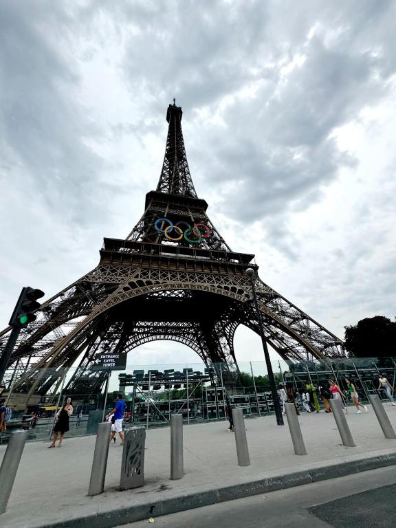 une fermeture de la tour eiffel dans l'établissement Paris Champs-Elysées Flat, à Neuilly-sur-Seine