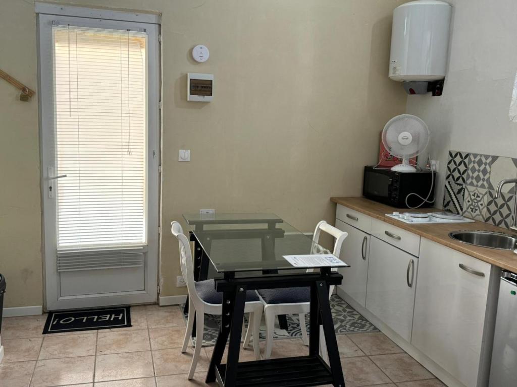 Kuchnia lub aneks kuchenny w obiekcie Studio à Le Boulou centre ville- pour 2 - petit prix- Juillet-aout réservation d'1 semaine minimum-check in 17-19h