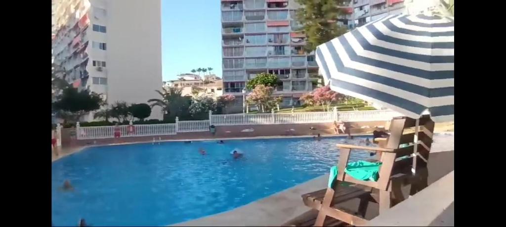 Πισίνα στο ή κοντά στο NUEVO APTO PARA HASTA 6 PERSONAS MUY CERCA DE PLAYA LEVANTE BENIDORM CON JARDÍNES Y GRAN PISCINA , PISTA DE TENnIS Y FUTBOL DEPORTES Y ZONA INFANTIL ,EN URBANIZACIÓN CON PARKING