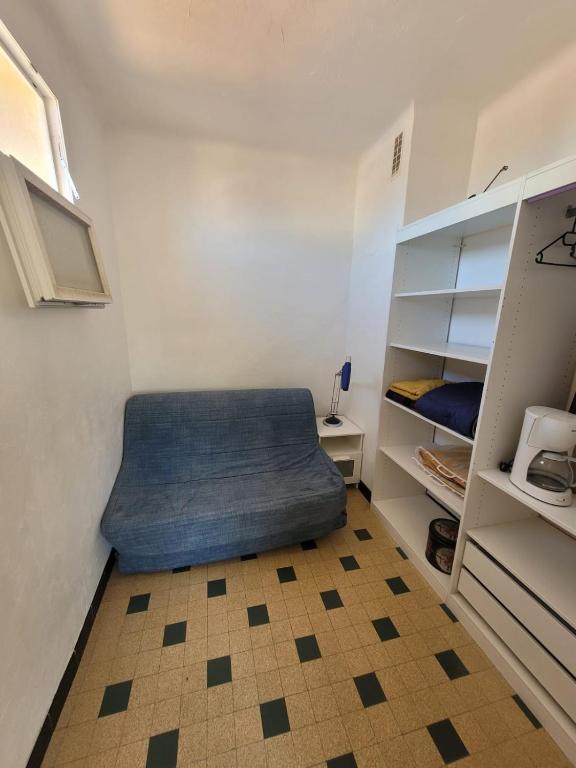 une chambre avec un lit bleu dans un placard dans l'établissement 616 - joelle pagano, à Palavas-les-Flots