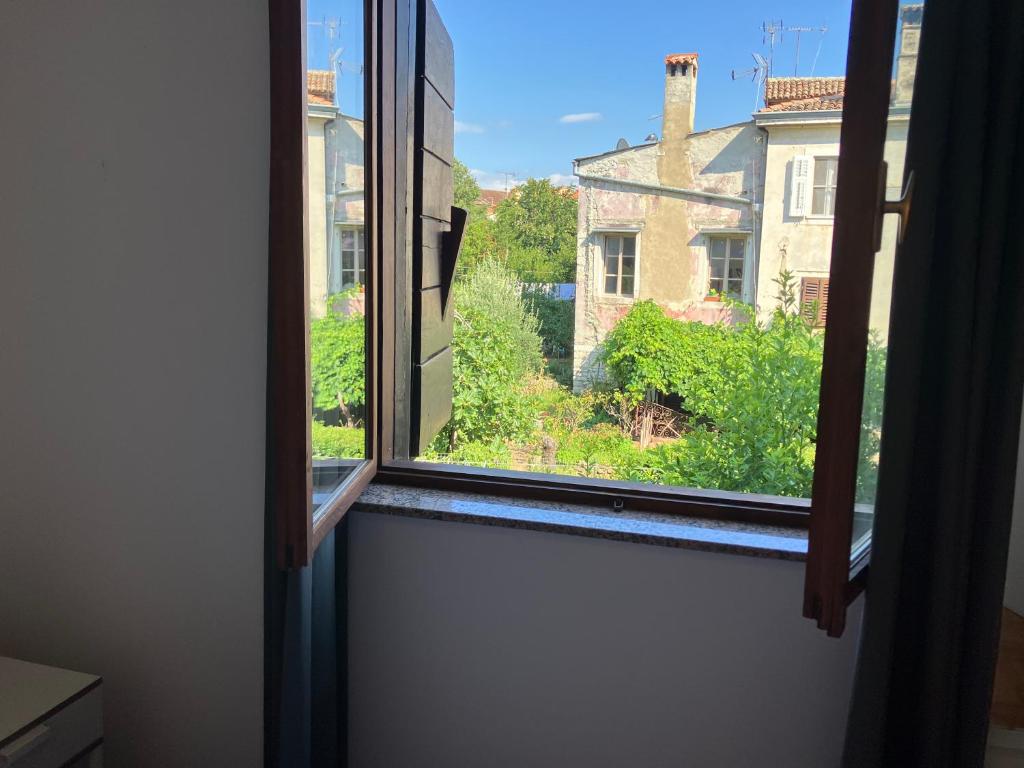 an open window with a view of a house at Guest House Marta in Rovinj