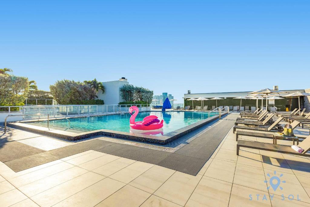 Bazén v ubytování Rooftop Pool Balcony Hollywood Beach Broad walk nebo v jeho okolí