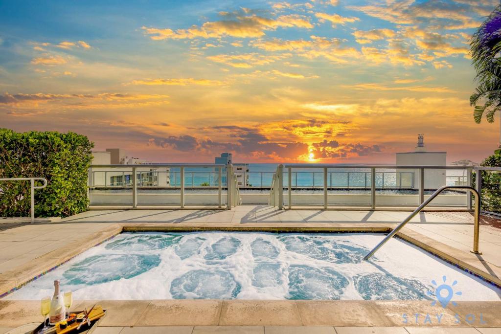 Bazén v ubytování Rooftop Pool Balcony Hollywood Beach Broad walk nebo v jeho okolí