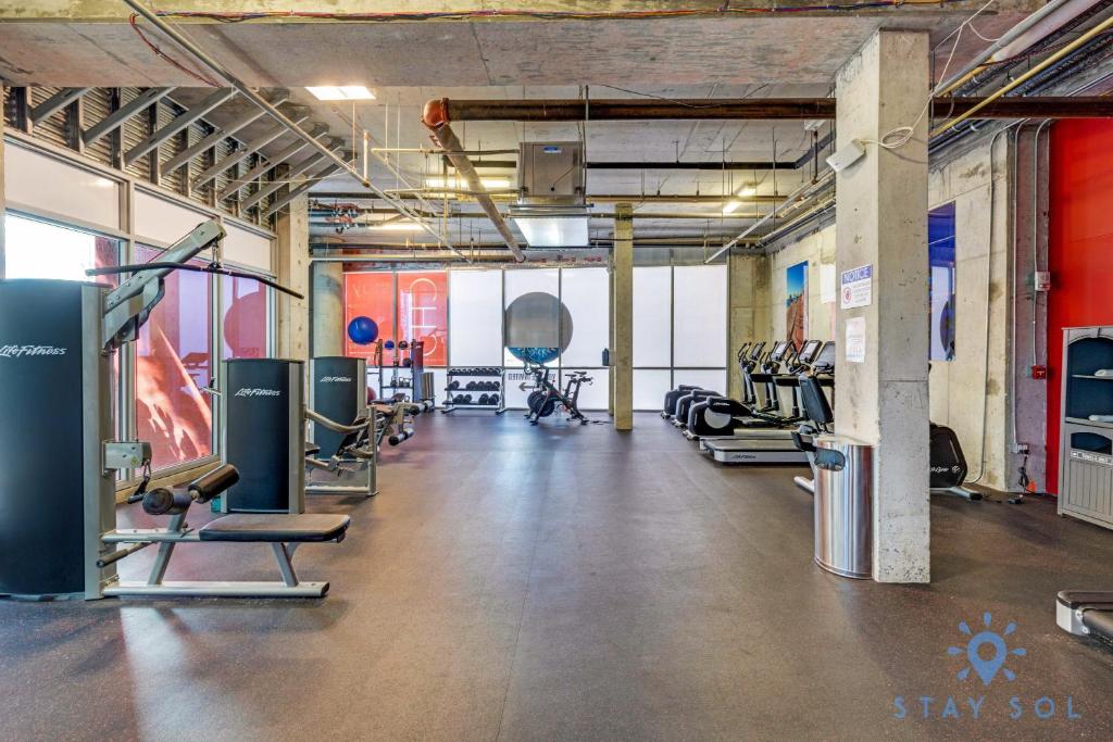 Fitness centrum a/nebo fitness zařízení v ubytování Rooftop Pool Balcony Hollywood Beach Broad walk