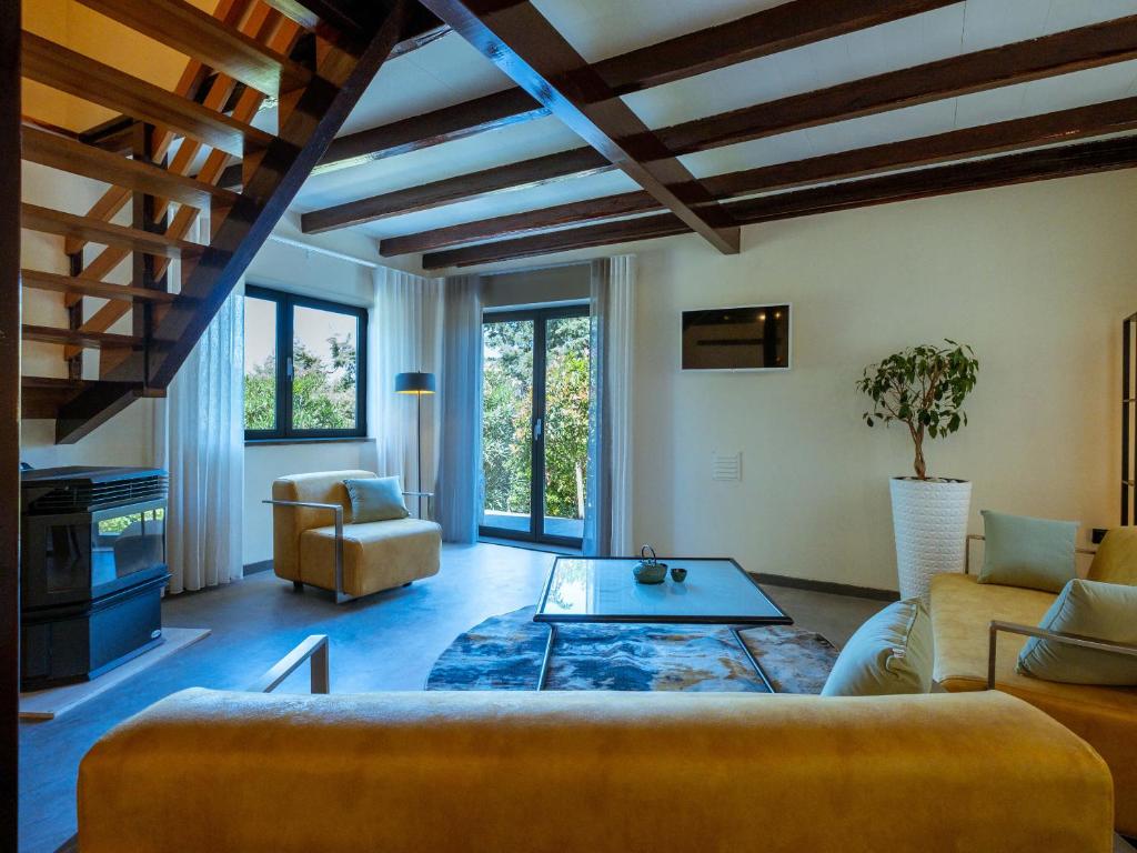 uma sala de estar com um sofá e uma mesa em Quinta Japonesa em Carvalhal Bemfeito