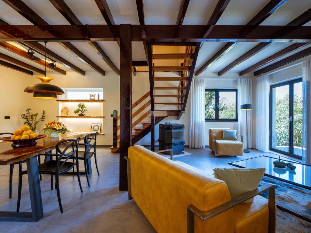 uma sala de estar com um sofá amarelo e uma mesa em Quinta Japonesa em Carvalhal Bemfeito