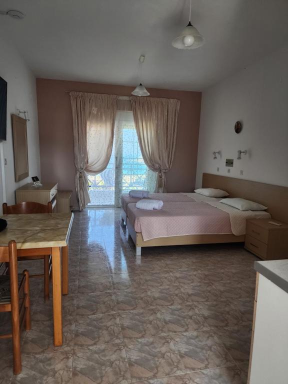 Postel nebo postele na pokoji v ubytování Xenios Zeus Hotel