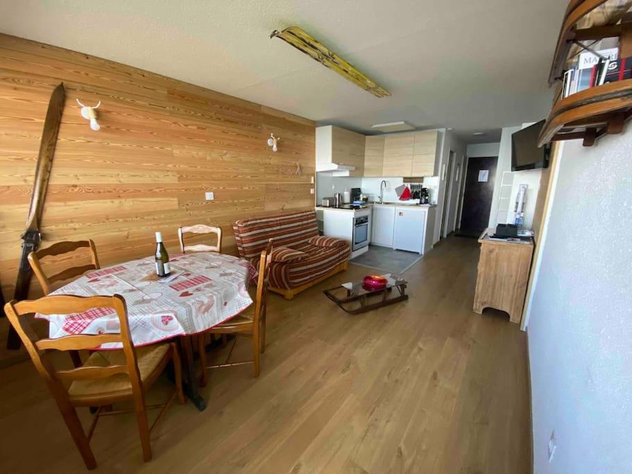 une pièce avec une table et des chaises et une cuisine dans l'établissement Studio rénové, pied des pistes, à Allevard