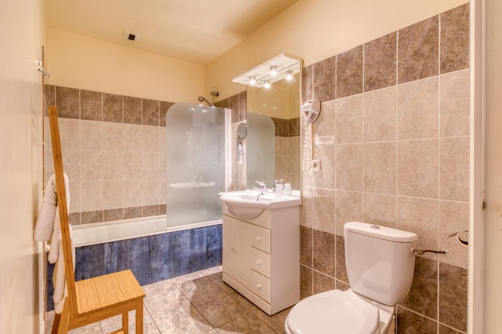Koupelna v ubytování Brit Hotel le Cygne