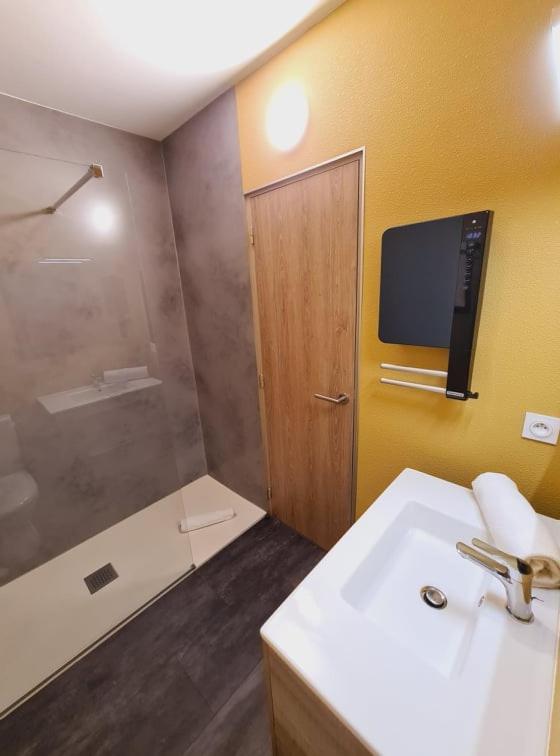 Koupelna v ubytování Brit Hotel le Cygne