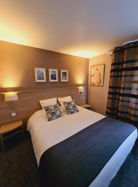 Postel nebo postele na pokoji v ubytování Brit Hotel le Cygne