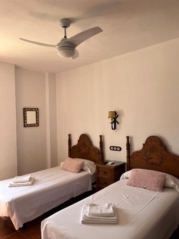 Postel nebo postele na pokoji v ubytování Mayte Dreams Caminito Del Rey
