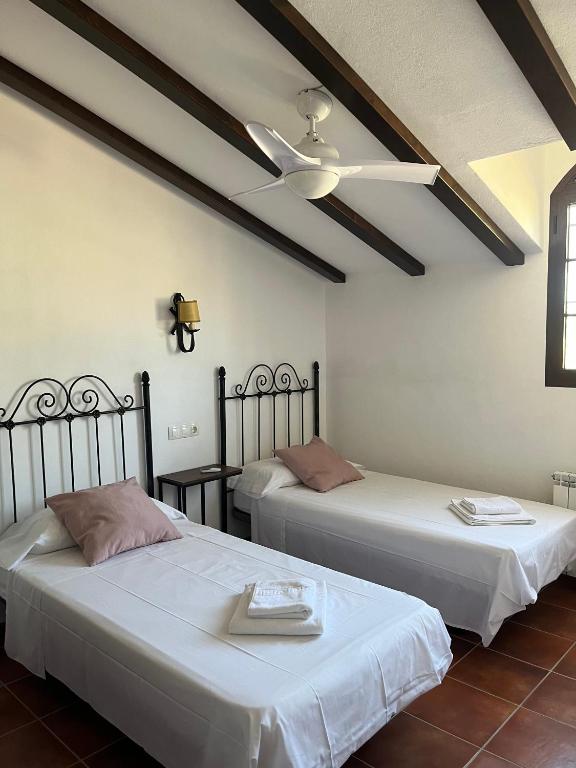 Postel nebo postele na pokoji v ubytování Mayte Dreams Caminito Del Rey