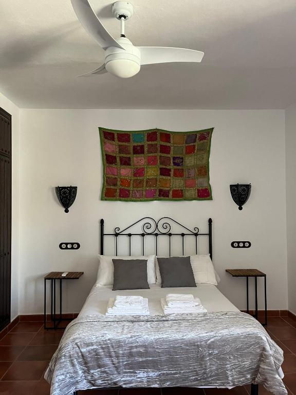 Postel nebo postele na pokoji v ubytování Mayte Dreams Caminito Del Rey