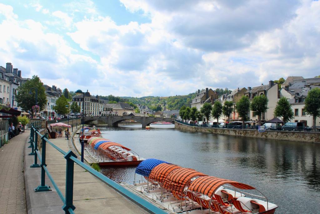 Výhled na řeku, která protéká v blízkosti hotelu