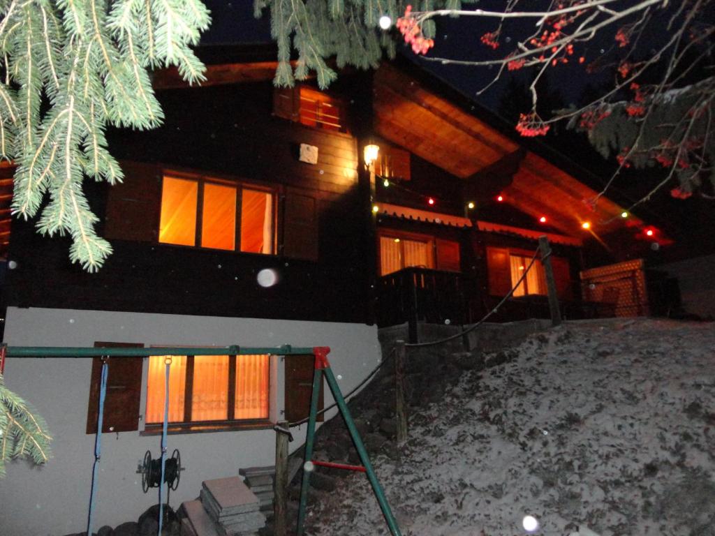ein Haus mit Schnee auf dem Boden davor in der Unterkunft Chalet Sven & Marc Grächen, Niedergrächen Vallis in Sankt Niklaus