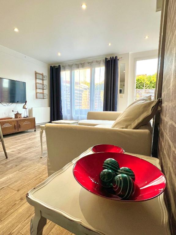 une plaque rouge sur une table dans le salon dans l'établissement Luxury Stay with Terrace and AC 10 min to Paris, à Vitry-sur-Seine