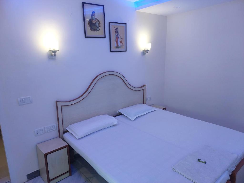 Postel nebo postele na pokoji v ubytování HOTEL TOURIST REST HOUSE Agra