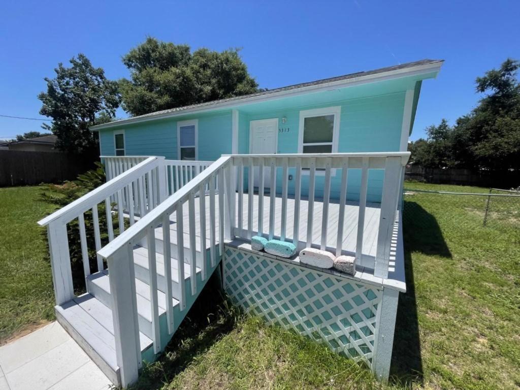 una piccola casa blu con portico bianco di 5313 Viking a Pensacola