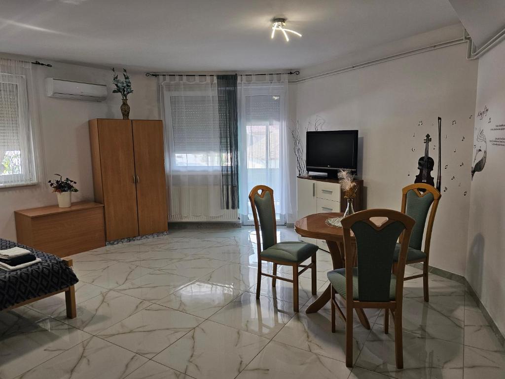 TV a/nebo společenská místnost v ubytování Apartmani Royal Residence