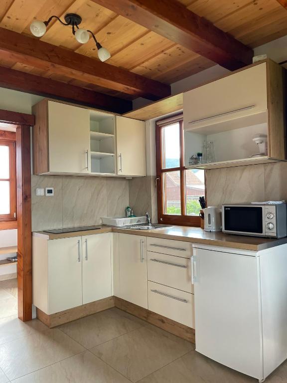 Kuchyň nebo kuchyňský kout v ubytování Chata s výhľadom na Tatry
