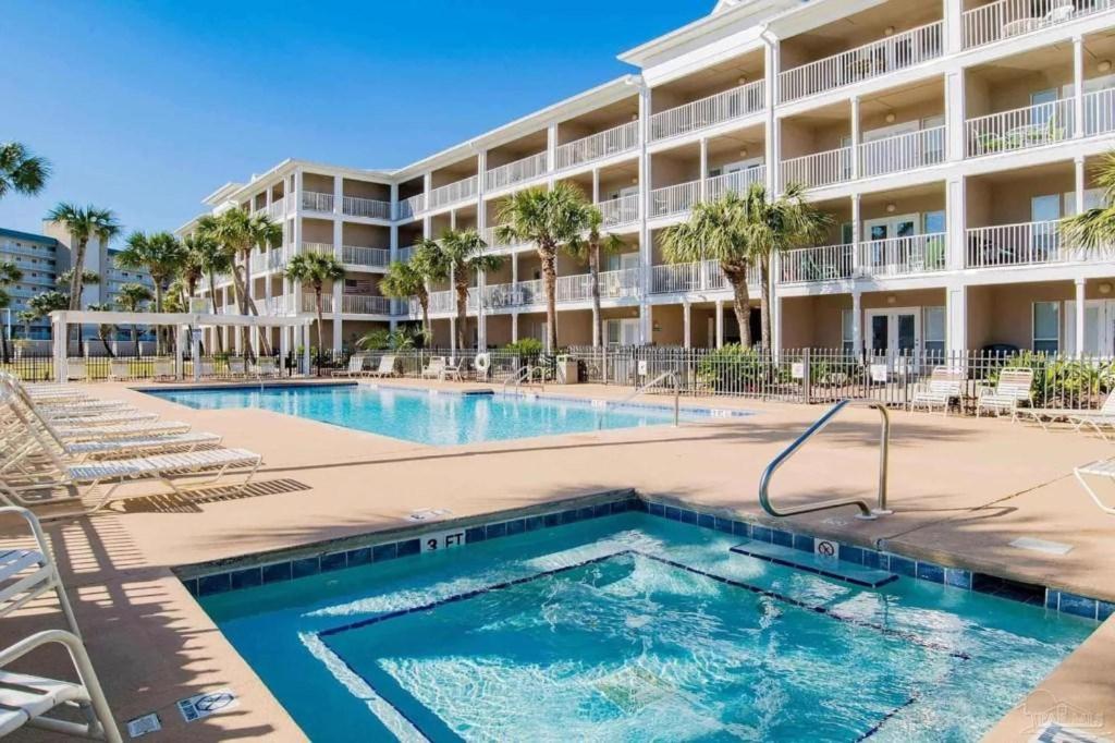 una piscina frente a un hotel en Grand Caribbean 104E, en Pensacola