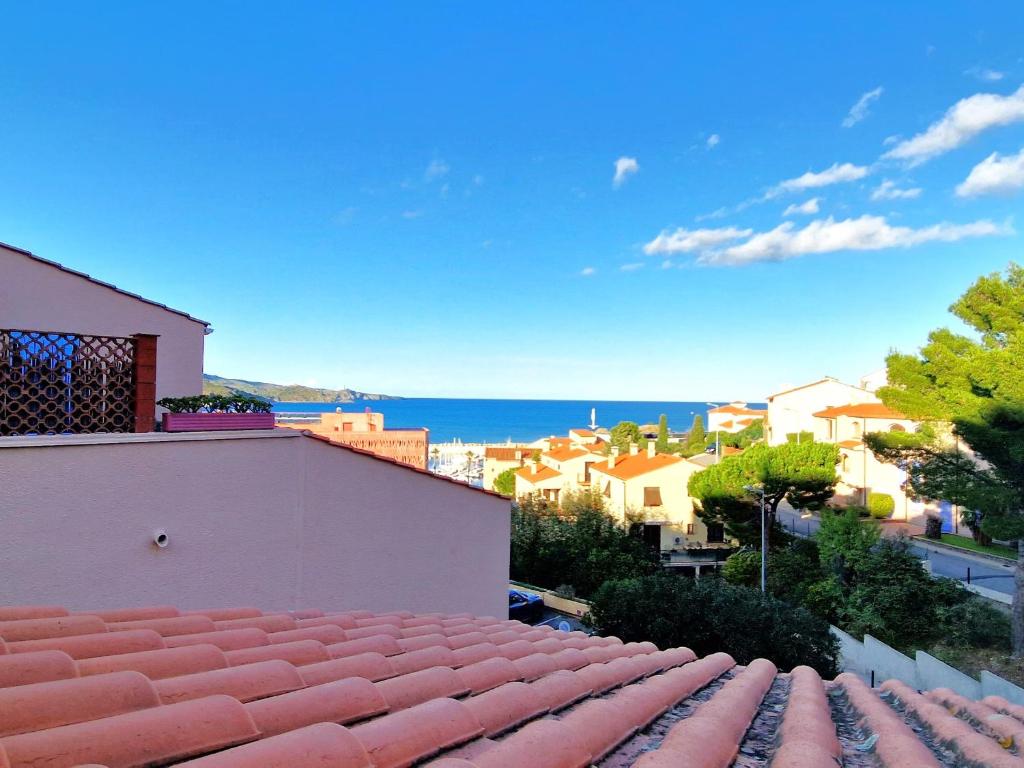 - une vue sur l'océan depuis le toit d'un bâtiment dans l'établissement Joli studio terrasse 2* proche centre, parking, vue mer - FR-1-309-140, à Banyuls-sur-Mer